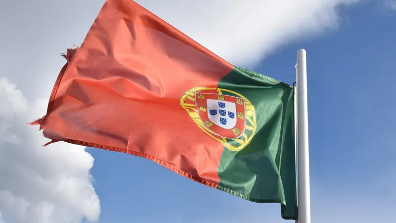 Portugals NHR-Steuerprogramm: Ungeahnte Fortsetzung nach Premierministerrücktritt Portugal hält (vorerst) an dem NHR Programm fest: Warum Expats aufatmen können, aber Eile ist geboten. Die portugiesische Regierung hat ihre Pläne, das Steuerprogramm für Nicht-Gewohnheitsmäßige Ansässigkeit (NHR) Ende 2023 abzuschaffen, vorerst fallengelassen.